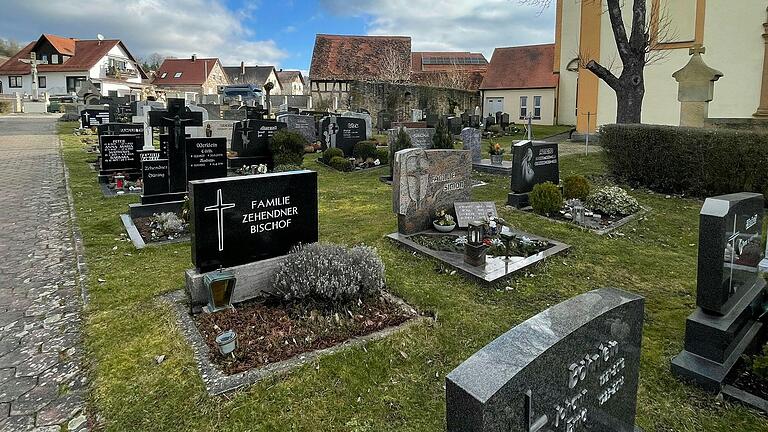 Blick auf den Friedhof von Stettfeld mit den Familiengräbern.