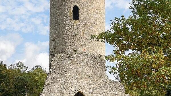 Unübersehbar für Wanderer: Der Turm der Reichelsburg bei Aub.