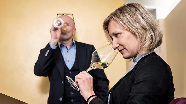 Horst Sauer und seine Tochter Sandra hoffen, sich bald wieder mit Gästen über den Wein austauschen zu können.