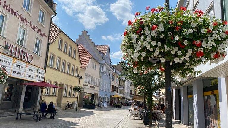 Schweinfurts Innenstadt, hier die Rückertstraße, muss dringend wieder belebt werden, damit die Händler eine Chance haben zu überleben nach der Pandemie. Über die Frage, wie man das tun könnte, herrscht Uneinigkeit im Stadtrat.