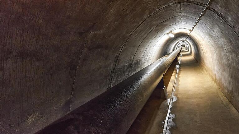 Die Rohrleitung im Tunnel zum Grundablass im See ist von Bakterien zerfressen und muss ausgetauscht werden.