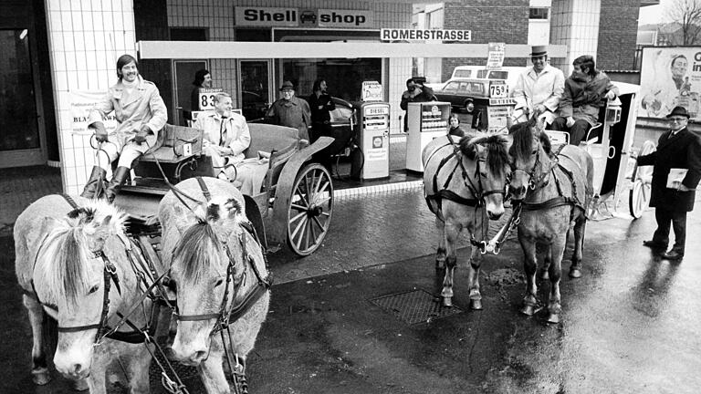 Wegen der Ölkrise wurde November 1973 ein sonntägliches Fahrverbot verhängt. Für Pferdedroschken galt das nicht, wie dieses Bild aus Bonn zeigt.