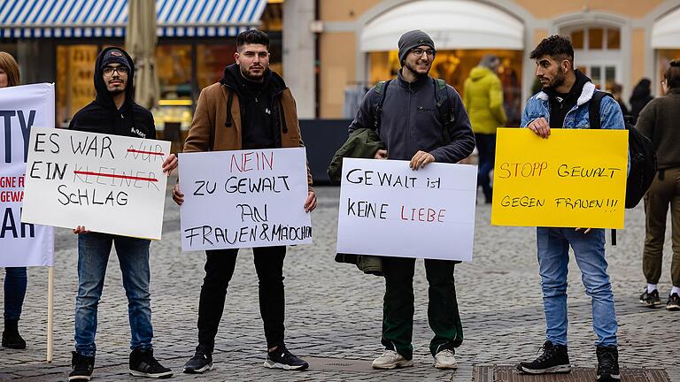 Abdulkader Ayoubi und seine Freunde beteiligten sich mit selbst gebastelten Plakaten am Protest.