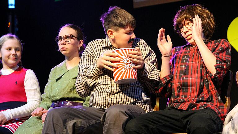 Einen lustigen Sketch ohne Worte, dafür aber mit viel Popcorn, hatten die Theater-Kids in Sulzheim auf Lager. Die talentierten Schauspielerinnen und Schauspieler ernteten eine Stimmungsrakete.