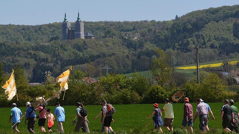 Die Sulzfelder Wallfahrer ziehen durch das Tal mit fliegenden Standarten. Solche Bilder kann man in diesen Tagen immer wieder erleben, denn nun pilgern wieder Hunderte Männer und Frauen aus dem Grabfeld und der Rhön in den oberfränkischen Wallfahrtsort Vierzehnheiligen. Die Sulzfelder Wallfahrer ziehen durch das Tal mit fliegenden Standarten. Solche Bilder kann man in diesen Tagen immer wieder erleben, denn nun pilgern wieder Hunderte Männer und Frauen aus dem Grabfeld und der Rhön in den oberfränkischen Wallfahrtsort Vierzehnheiligen.