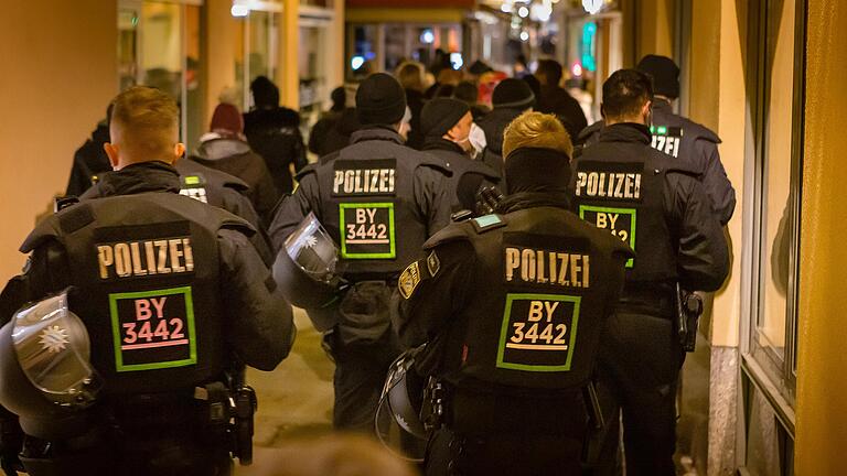 Die Polizei ist mit zahlreichen Einsatzkräften vor Ort, die den gesamten Zug durch die Schweinfurter Innenstadt begleiten.