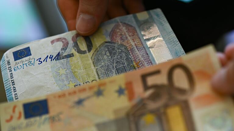 Falsche Euro-Banknoten       -  Scheine im Nennwert von 50 und 20 Euro werden am häufigsten gefälscht. (Symbolbild)