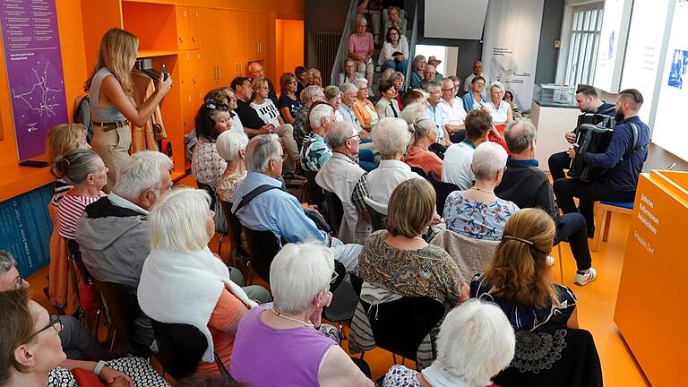 Das zweite Veitshöchheimer Sommerkonzert ging wegen des unsteten Wetters nicht openair im idyllischen Synagogenhof, sondern im beengten Foyer des Seminargebäudes des Jüdischen Kulturmuseums über die Bühne. Das zweite Veitshöchheimer Sommerkonzert ging wegen des unsteten Wetters nicht openair im idyllischen Synagogenhof, sondern im beengten Foyer des Seminargebäudes des Jüdischen Kulturmuseums über die Bühne.