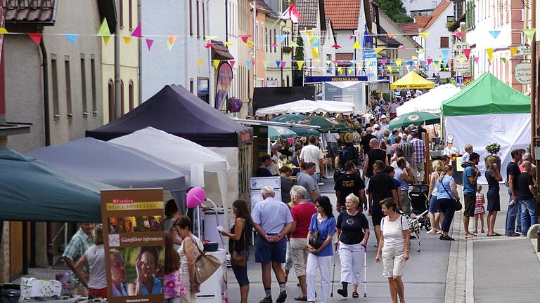 Viele Besucher,, wie zu den Marktfesttagen, werden bei der 1200-Jahr-Feier erwartet.  Foto: Winfried Ehling       -  Viele Besucher,, wie zu den Marktfesttagen, werden bei der 1200-Jahr-Feier erwartet.  Foto: Winfried Ehling