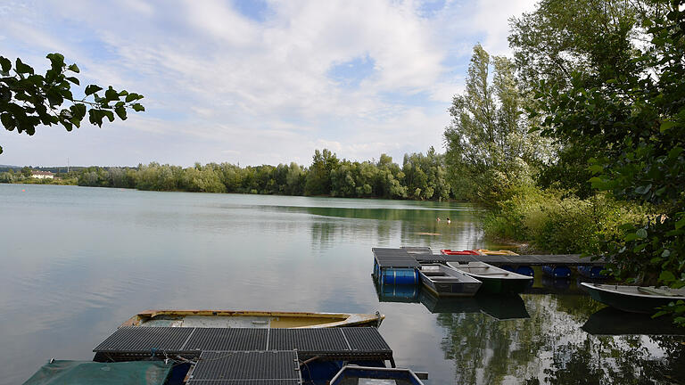 Die Badebekleidungsverordnung der Stadt und verstärkte Polizeikontrollen am Dettelbacher Baggersee haben zu einem spürbaren Rückgang der Nacktbader geführt.