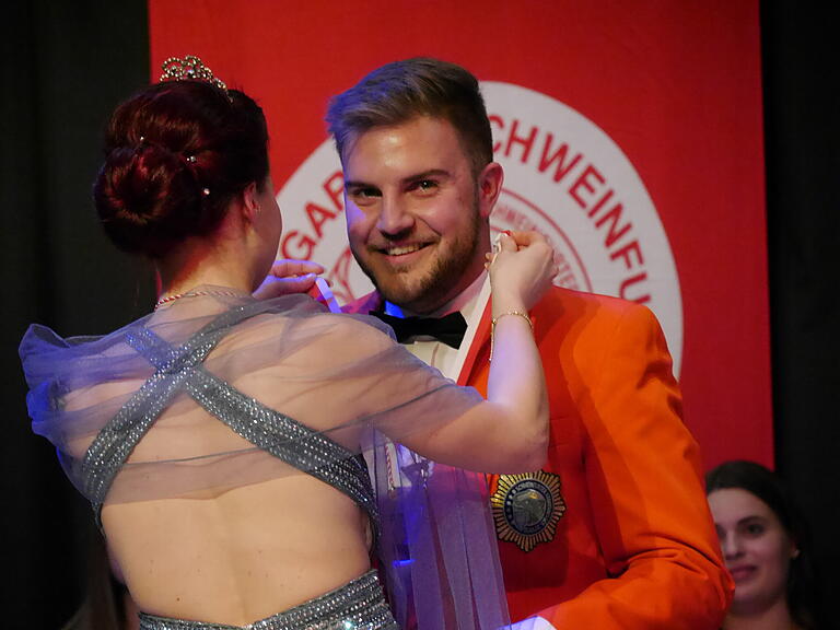 Geehrt mit silbernem Elefanten: Florian Dinkel wird künftig die Eskage-Sitzungen leiten. Geehrt mit silbernem Elefanten: Florian Dinkel wird künftig die Eskage-Sitzungen leiten.
