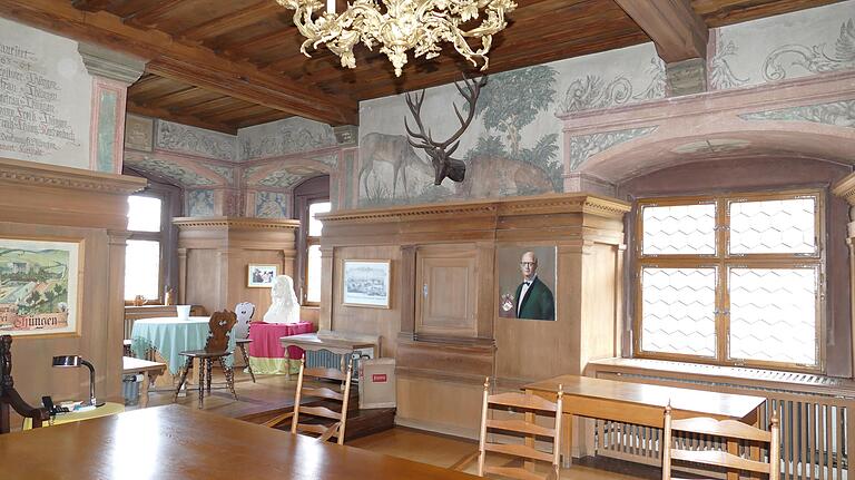 Der prächtige Renaissance-Saal im Burgsinner Schloss diente Fürstbischof Konrad von Thüngen auch als Amtssitz. Heute wird er für Empfänge und zu Trauungen genutzt. Der prächtige Renaissance-Saal im Burgsinner Schloss diente Fürstbischof Konrad von Thüngen auch als Amtssitz. Heute wird er für Empfänge und zu Trauungen genutzt.