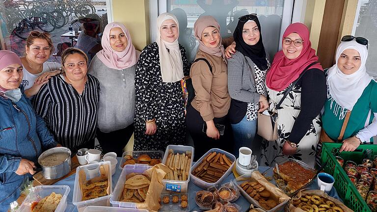 Ein köstliches Buffet tischten Teilnehmerinnen der Interkulturellen Frauenarbeit von Invia Würzburg beim Beauty-Day in der Bahnhofsmission auf. Ein köstliches Buffet tischten Teilnehmerinnen der Interkulturellen Frauenarbeit von Invia Würzburg beim Beauty-Day in der Bahnhofsmission auf.