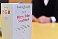 Bürgerliches Gesetzbuch       -  Viele Menschen in Deutschland blicken bei der hohen Regelungsdichte nicht mehr durch.