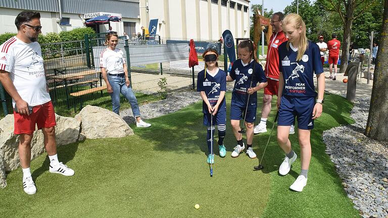 Magdalena Neuner (Zweite von links) schaute beim Blindgolfen zu.