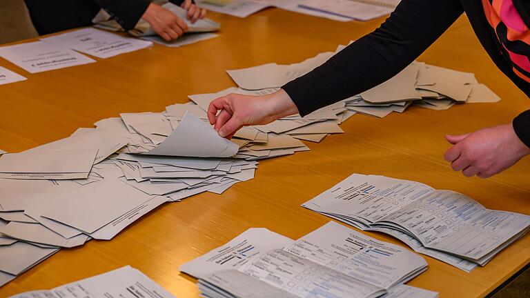 Bundestagswahl - Stimmenauszählung - Gegen die Gültigkeit der Bundestagswahl sind schon 800 Einsprüche eingegangen. Bundestagswahl - Stimmenauszählung - Gegen die Gültigkeit der Bundestagswahl sind schon 800 Einsprüche eingegangen.