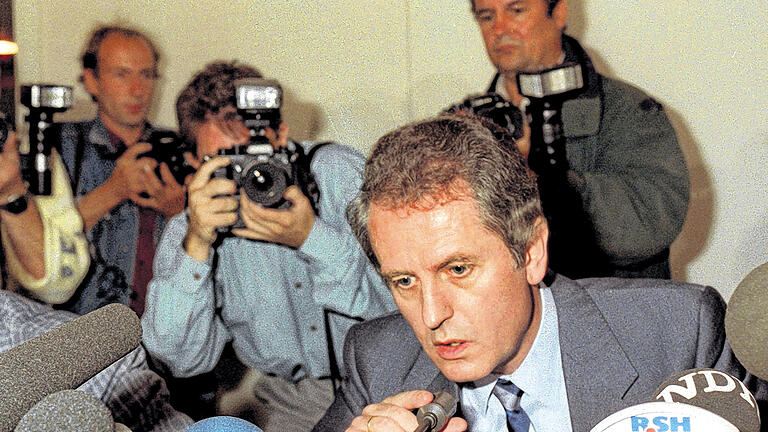 Er gab sein Ehrenwort: Der damalige Ministerpräsident von Schleswig-Holstein, Uwe Barschel (CDU), wies bei einer Pressekonferenz am 18. September 1987 alle Beschuldigungen in Zusammenhang mit der Bespitzelung des SPD-Politikers Björn Engholm zurück.