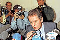 Er gab sein Ehrenwort: Der damalige Ministerpräsident von Schleswig-Holstein, Uwe Barschel (CDU), wies bei einer Pressekonferenz am 18. September 1987 alle Beschuldigungen in Zusammenhang mit der Bespitzelung des SPD-Politikers Björn Engholm zurück.