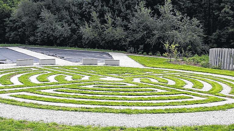 Reizvolle Geometrie: Das Rasenlabyrinth bildet das Zentrum des Gesundheitsgartens Retztal. Die Anlage ist in der Nachbarschaft zur Wallfahrtskirche Maria im grünen Tal in Retzbach gelegen.