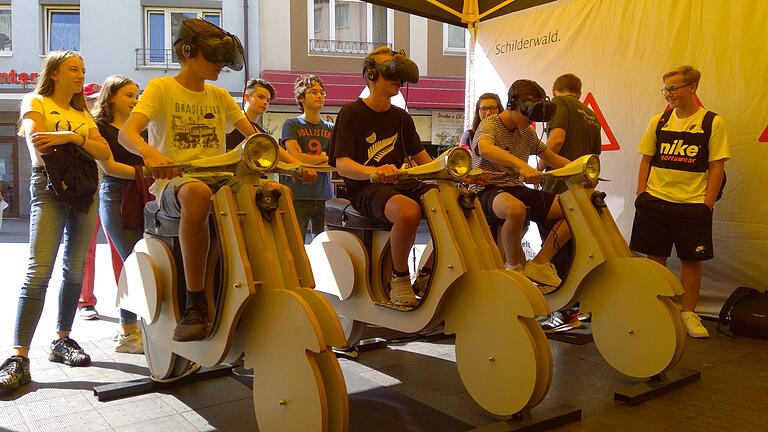 Im Fahrsimulator konnten die Schüler ihre eigenen Fahrkünste testen. Im Fahrsimulator konnten die Schüler ihre eigenen Fahrkünste testen.