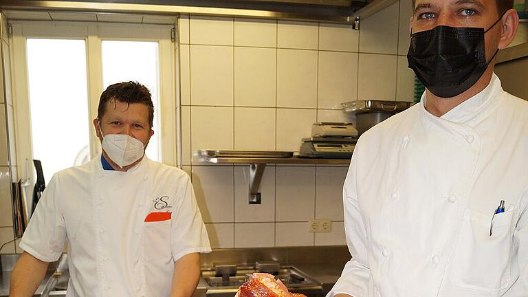 Die Vorbereitungen für die Öffnung rechtzeitig zum Pfingstwochenende laufen auf Hochtouren: Christian Kreß und Chef Johannes Schwab haben in der Küche des Restaurants &bdquo;Augustiner am See&ldquo; in Birklingen viel zu tun.