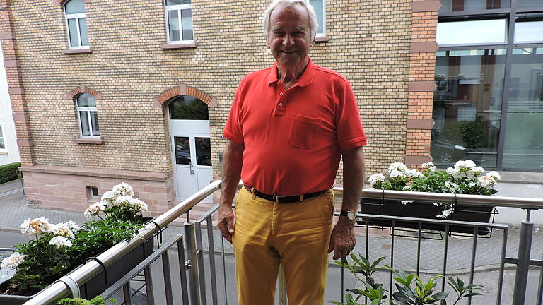 Vor der alten Turnhalle in der Gärtnerstraße: Hier fasste der heute 80-jährige ehemalige TSV-Handballer Ernst Weber sportlich Fuß.