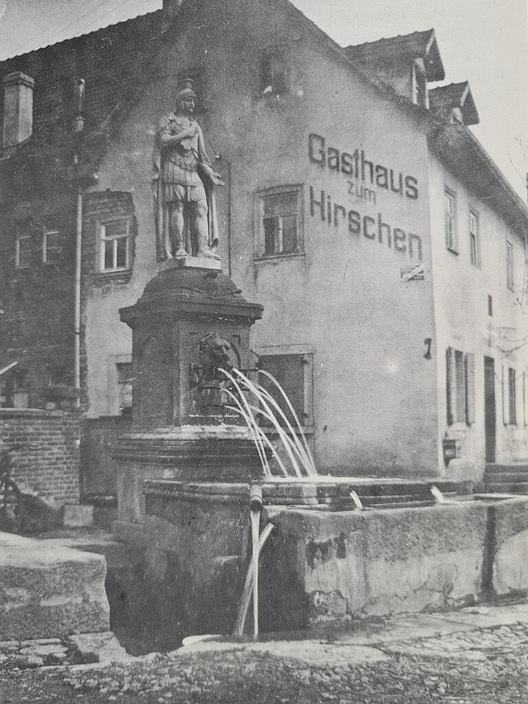 Ein Foto, das den Brunnen zur Zeit des Zweiten Weltkriegs zeigt. Es wurde der Jubiläumsbroschüre aus dem Jahr 1982 entnommen. Ein Foto, das den Brunnen zur Zeit des Zweiten Weltkriegs zeigt. Es wurde der Jubiläumsbroschüre aus dem Jahr 1982 entnommen.