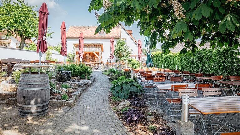 Der Biergarten der Familie Kellermann befindet sich auf dem Gelände des ehemaligen Kindergartens von Strahlungen. Regelmäßig spielen dort Musikerinnen und Musiker auf. Der Biergarten der Familie Kellermann befindet sich auf dem Gelände des ehemaligen Kindergartens von Strahlungen. Regelmäßig spielen dort Musikerinnen und Musiker auf.