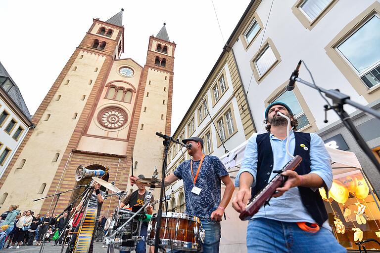 'La Boum' spielte auf der Domplatz-Bühne beim Stramu-Festival 2022. Auch in diesem Jahr sind wieder zahlreiche Künstlerinnen und Künstler in Würzburg. 'La Boum' spielte auf der Domplatz-Bühne beim Stramu-Festival 2022. Auch in diesem Jahr sind wieder zahlreiche Künstlerinnen und Künstler in Würzburg.