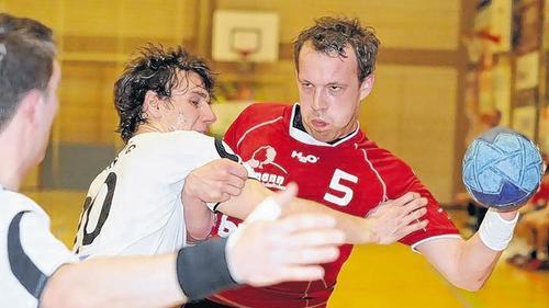 Vergangene Runde noch Kontrahenten, künftig Teamkollegen: Lohrs Neuzugang Benjamin Horn (links, hier noch im Freisinger Trikot) stoppt TSV-Spielmacher Benjamin Scheiner.