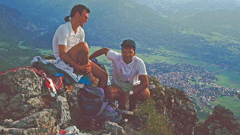 Bergtour Grünten       -  Bergfreunde seit vielen Jahren: Uwe Böhm (links) und Karl-Heinz Pimiskern in den 1990ern auf dem Gipfel des Grünten im Oberallgäu.