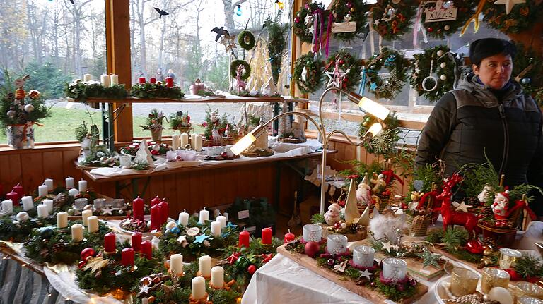 Hübsche Adventskränze in verschiedenen Ausprägungen und Mistelzweige gab es bei der Familie Schreiner zu erwerben.