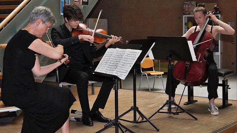 Krönender Abschluss der elf Programmbeiträge war die edel, romantisch und weich klingende ausdrucksstarke und höchst virtuose Interpretation von Beethovens &quot;Streichtrio Op. 9 Nr. 3&quot; durch Johannes Knorr (Viola), Lotta Krauß (Cello) und links der Musiklehrerin Christine Gaillard (Violine).