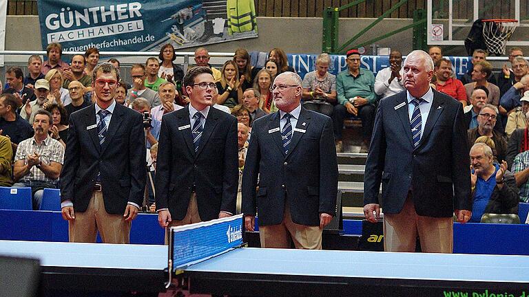 Joachim Car (2. von rechts) und das Schiedsrichterteam beim Tischtennis-Bundesligaspiel des TSV Bad Königshofen gegen den TTC RhönSprudel Fulda-Maberzell am 2. September 2018. Das waren noch Zeiten mit vielen Zuschauern (600) und ohne Mund-Nasenschutz-Bedeckungen.