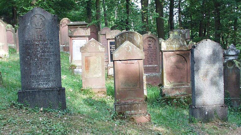 Etwas abseits liegt der kleine jüdische Friedhof in Karbach.&nbsp;