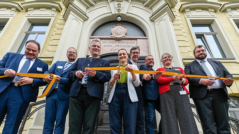 Durchschnitten das Band als symbolischer Akt zur Eröffnung (von links): Fraunhofer ISC-Leiter Gerhard Sextl, Florian Groeber-Becker als Leiter des Translationszentrums, Staatssekretär Roland Weigert, Digitalministerin Judith Gerlach, Würzburgs OB Christian Schuchardt und Landrat Thomas Eberth, Julia Neubauer als Leiterin des Projektzentrums Stammzellprozesstechnik und Heiko Zimmermann, Leiter des Fraunhofer-Institut für Biomedizinische Technik in Sulzbach.&nbsp;