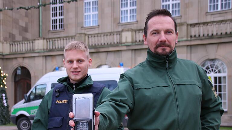 Die Polizeiobermeister Marcel Müller und Marco Wicht von der Verkehrsinspektion Schweinfurt-Werneck haben das neue Kartengerät schon bei ihrer Streife dabei. Foto: Teresa Hirschberg - Die Polizeiobermeister Marcel Müller und Marco Wicht von der Verkehrsinspektion Schweinfurt-Werneck haben das neue Kartengerät schon bei ihrer Streife dabei. Foto: Teresa Hirschberg Die Polizeiobermeister Marcel Müller und Marco Wicht von der Verkehrsinspektion Schweinfurt-Werneck haben das neue Kartengerät schon bei ihrer Streife dabei. Foto: Teresa Hirschberg - Die Polizeiobermeister Marcel Müller und Marco Wicht von der Verkehrsinspektion Schweinfurt-Werneck haben das neue Kartengerät schon bei ihrer Streife dabei. Foto: Teresa Hirschberg