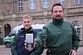 Die Polizeiobermeister Marcel Müller und Marco Wicht von der Verkehrsinspektion Schweinfurt-Werneck haben das neue Kartengerät schon bei ihrer Streife dabei. Foto: Teresa Hirschberg       -  Die Polizeiobermeister Marcel Müller und Marco Wicht von der Verkehrsinspektion Schweinfurt-Werneck haben das neue Kartengerät schon bei ihrer Streife dabei. Foto: Teresa Hirschberg