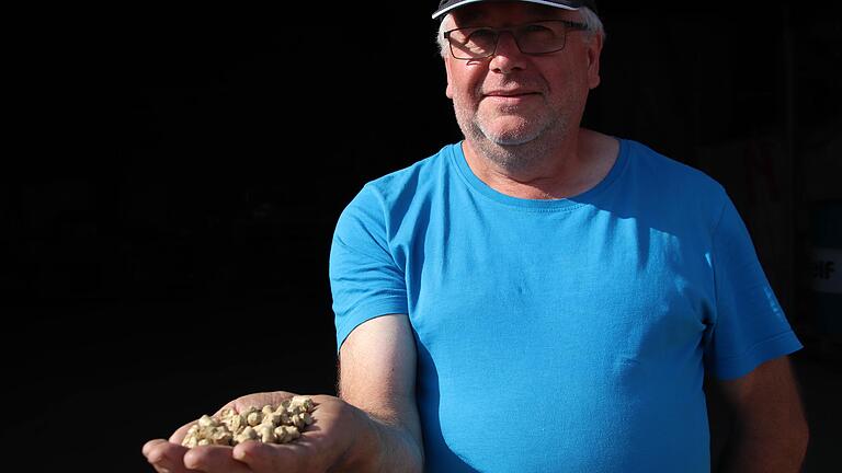 Michael Herrmann aus Steinfeld macht aus Stroh Strohpellets