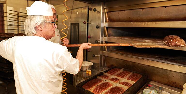 Mit dem 'Schießer' werden&nbsp; die Bleche in den Ofen geschoben und nach dem Backen wieder heraus geholt. Um ein Gefühl für die flache Schaufel mit dem ellenlangen Stil zu bekommen, ist es ratsam, erst einmal mit einem Brot zu üben.