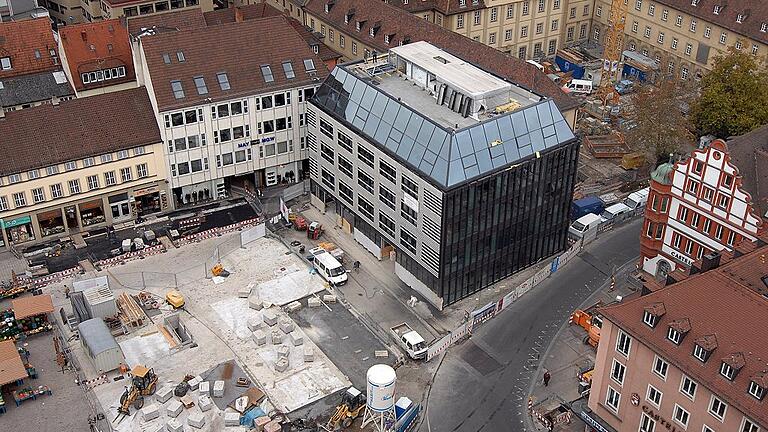 Petrinihaus       -  Großbaustelle unterer Markt im Jahr 2007: Das Forum-Haus ist teilweise noch ohne Lamellen, die Zufahrt zur Marktgarageneinfahrt ist noch zu erkennen.