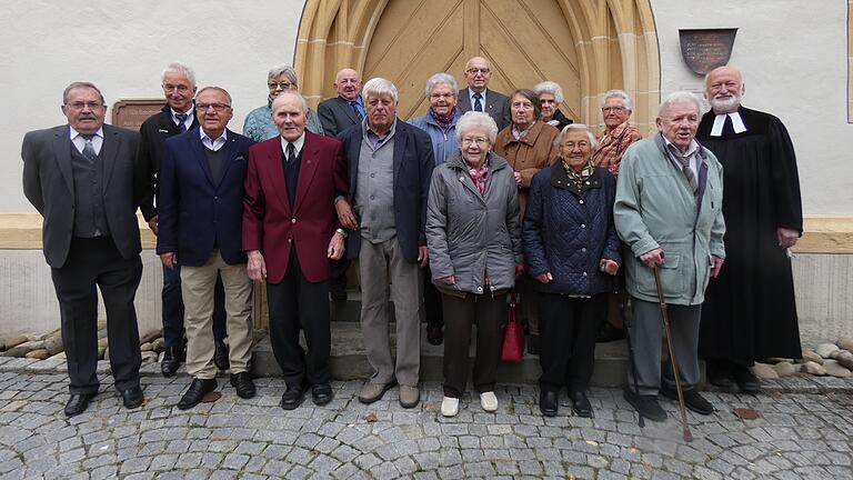 Pfarrer Gerhard Jahreiß (rechts), seit einem Jahr im Ruhestand, hat es sich nicht nehmen lassen, in Sondheim/Grabfeld das Erntedankfest, verbunden mit dem Jubelkonfirmations-Gottesdienst, zu feiern. Vor 60, 65, 70 und mehr Jahren haben die Damen und Herren im Bild das Fest ihrer Konfirmation gefeiert.