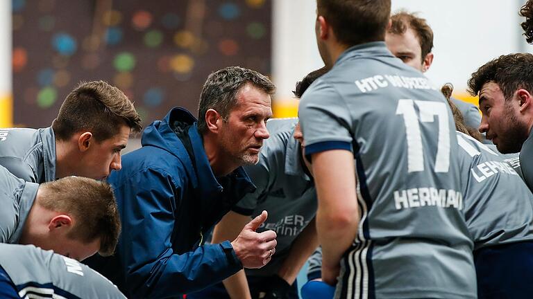 Trainer Maciej Matuszynski vom HTC Würzburg bespricht sich während einer Viertelpause mit seinen Spielern. Trainer Maciej Matuszynski vom HTC Würzburg bespricht sich während einer Viertelpause mit seinen Spielern.