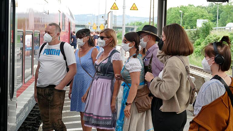 Im Regionalexpress ist kaum noch Platz. Eine Fahrt in vollen Zügen.