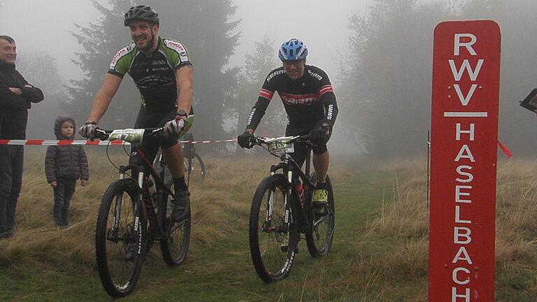 Schönauer Kreuzberglauf: Klaus Neumann (re.) und Florian Reder (beide RWV Haselbach) fuhren mit ihren Mountainbikes mit, für sie war es 'völlig easy' und sie hatten trotz der Nässe ihren Spaß.