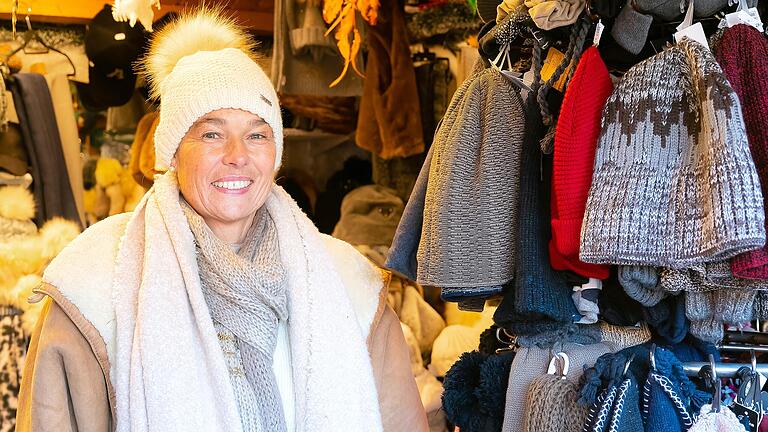 Praktische Dinge, wie Mützen und Schals, die im Winter wärmen, gehen immer. Susanne Wittstadt ist zufrieden mit dem Weihnachtsmarkt 2022. Praktische Dinge, wie Mützen und Schals, die im Winter wärmen, gehen immer. Susanne Wittstadt ist zufrieden mit dem Weihnachtsmarkt 2022.