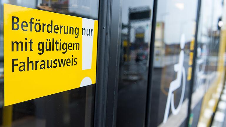 Schwarzfahren: Straftatbestände auf dem Prüfstand       -  Das Fahren ohne Fahrschein bleibt verboten. Strafrechtlich verfolgt werden soll es aber nach den Vorstellungen des Bundesjustizministeriums in Zukunft nicht mehr. (Archivfoto)