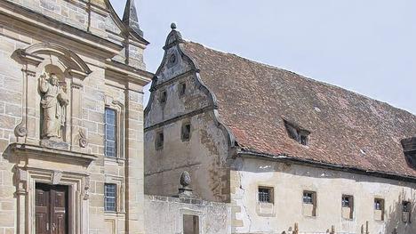 Bezauberndes Ensemble: Die vom Würzburger Hofbaumeister Joseph Greissing 1714 erbaute Kirche St. Philippus steht auf einer von einer barocken Brüstung umgebenen Terrasse. Rechts daneben grenzt das Alte Schloss mit seinen Volutengiebeln an.