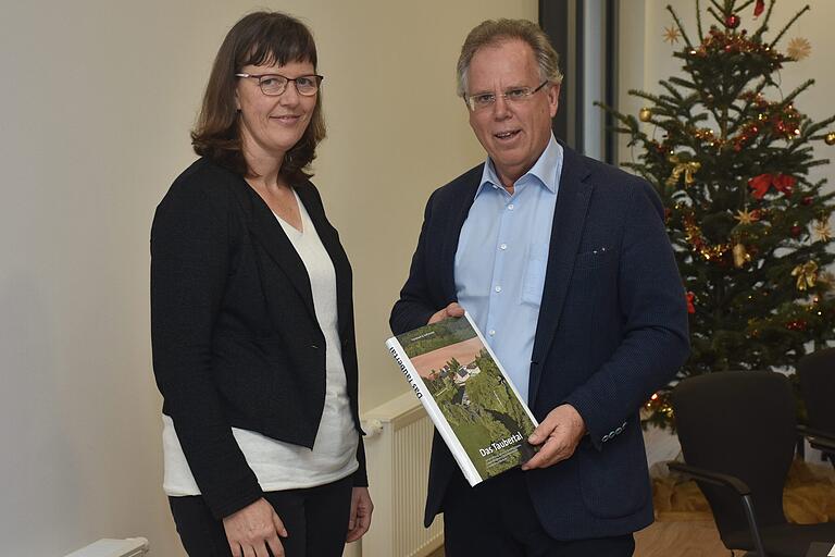 Landrat Reinhard Frank verabschiedete Forstamtsleiterin Dagmar Wulfes. Landrat Reinhard Frank verabschiedete Forstamtsleiterin Dagmar Wulfes.