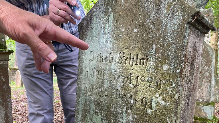 Anders als dieses guterhaltene Grab von Jakob Schloss sind viele Gräber auf dem Jüdischen Friedhof von Oberwaldbehrungen kaum noch zu entziffern. Die Witterung und Friedhofsschändungen haben tiefe Spuren hinterlassen.